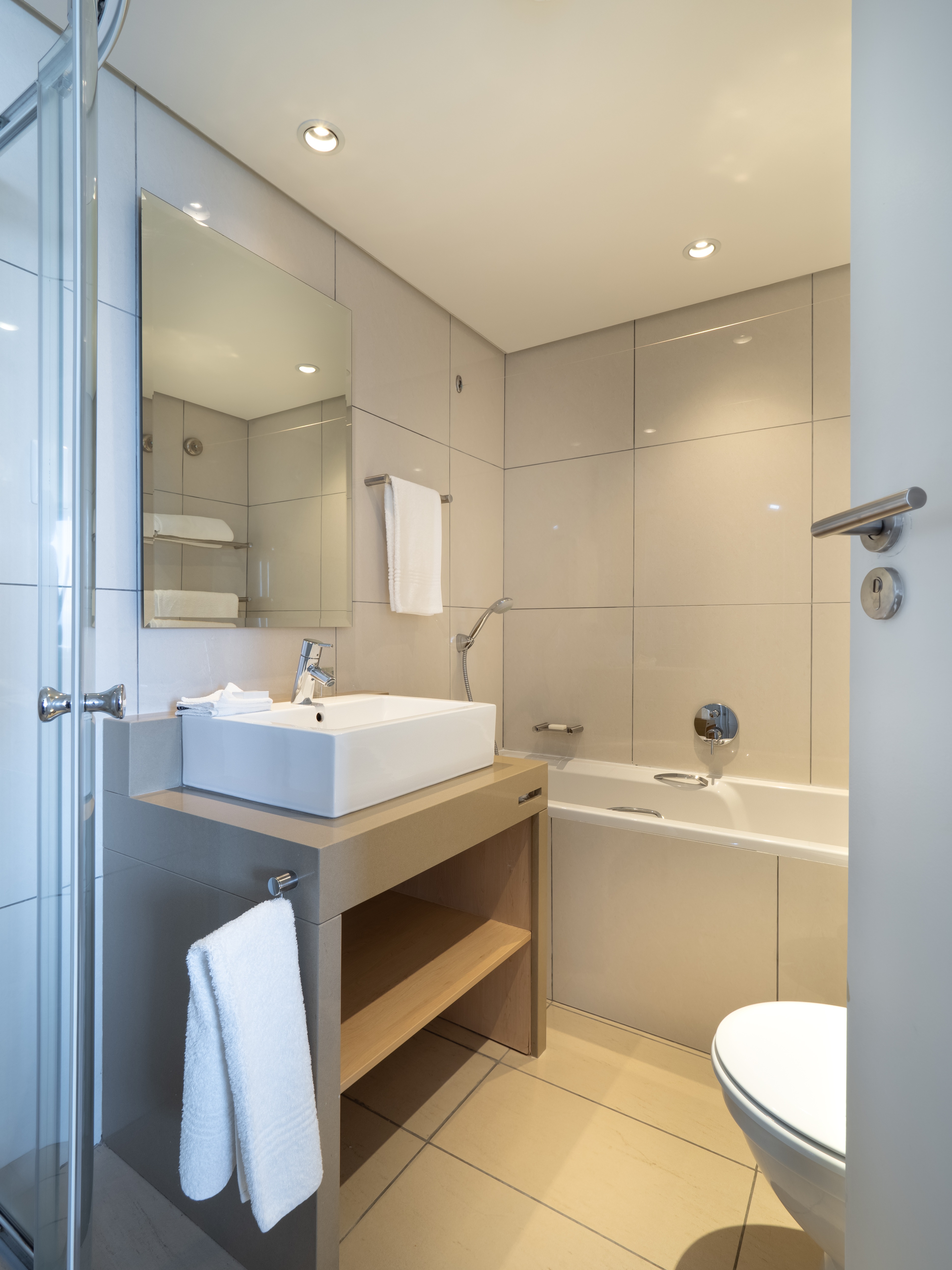Commercial bathtub reglazing for GTA rental property