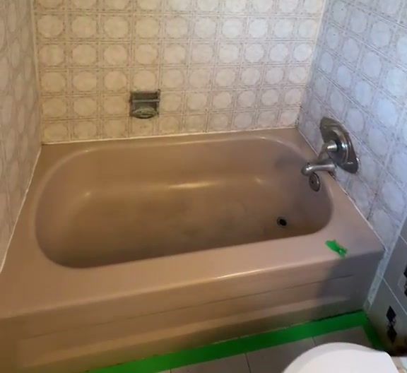 Shower before refinishing in Toronto
